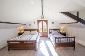 2 chambres, fer et planche à repasser, lit parapluie