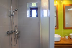 Ensemble baignoire-douche, séchoir à cheveux, papier de toilette