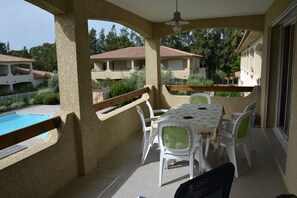 Outdoor dining - Appart T2- GRAND STANDING -clim- swimming-pool-beach at 800m 15% on remaining periods (Porto-Vecchio)
