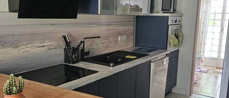 Réfrigérateur, micro-ondes, four, plaque de cuisson