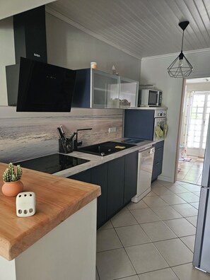 Réfrigérateur, four à micro-ondes, un four, surface de cuisson
