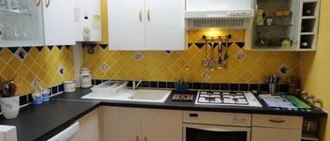 Jääkaappi, mikroaaltouuni, uuni, liesi