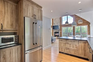 Geladeira, micro-ondas, fogão, lava-louças