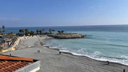 Le Provençal Appt: Facing the beach & the turquoise sea. A/C, 5pers max.