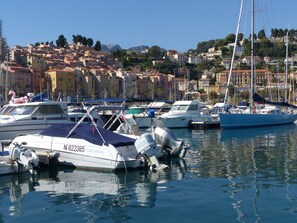 Marina - Le Provençal Appt: Facing the beach & the turquoise sea. A/C, 5pers max. (Menton)