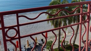 Ein Balkon mit Blick auf Strand und Meer.