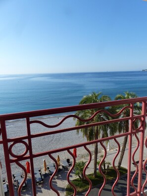 Property grounds - Le Provençal Appt: Facing the beach & the turquoise sea. A/C, 5pers max. (Menton)