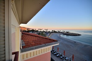 Property grounds - Le Provençal Appt: Facing the beach & the turquoise sea. A/C, 5pers max. (Menton)