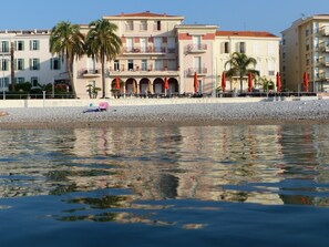 Exterior - Le Provençal Appt: Facing the beach & the turquoise sea. A/C, 5pers max. (Menton)