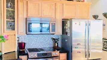 Refrigerador, microondas, horno y parrilla de estufa