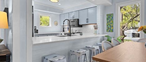 Refrigerador, microondas, horno y parrilla de estufa