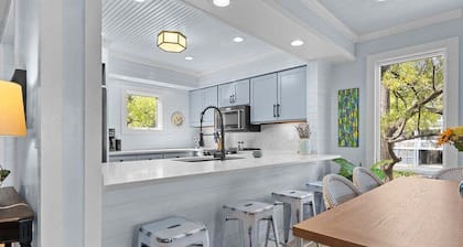 Täysin uusittu ja ammattimaisesti sisustettu 3 BR / 3. 5 BA Villa! Laguuni- ja allasnäkymä!