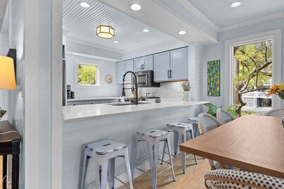 Cozy 3BR / 3.5 BA Retreat - Neighborhood Pool!  access included!