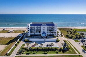 Situated by the beach, this hotel offers a central entrance and multiple balconies with ocean views.