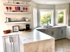 Een koelkast, een microgolfoven, een oven, een kookplaat