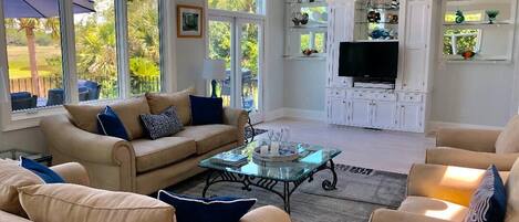 Een televisie en een open haard