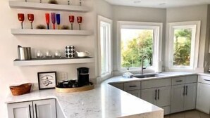Kaffetrakter/tekoker, kjøleskap, mikrobølgeovn og ovn