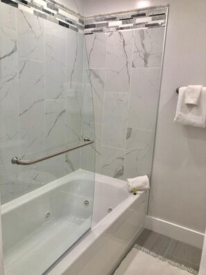 Combined shower/tub, hair dryer, towels