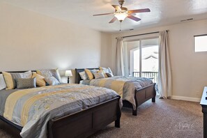 A bedroom with two beds, a ceiling fan, and a view of the outside. - Above Par GOLF COURSE VIEWS!! 2 Community Pools! (Washington)