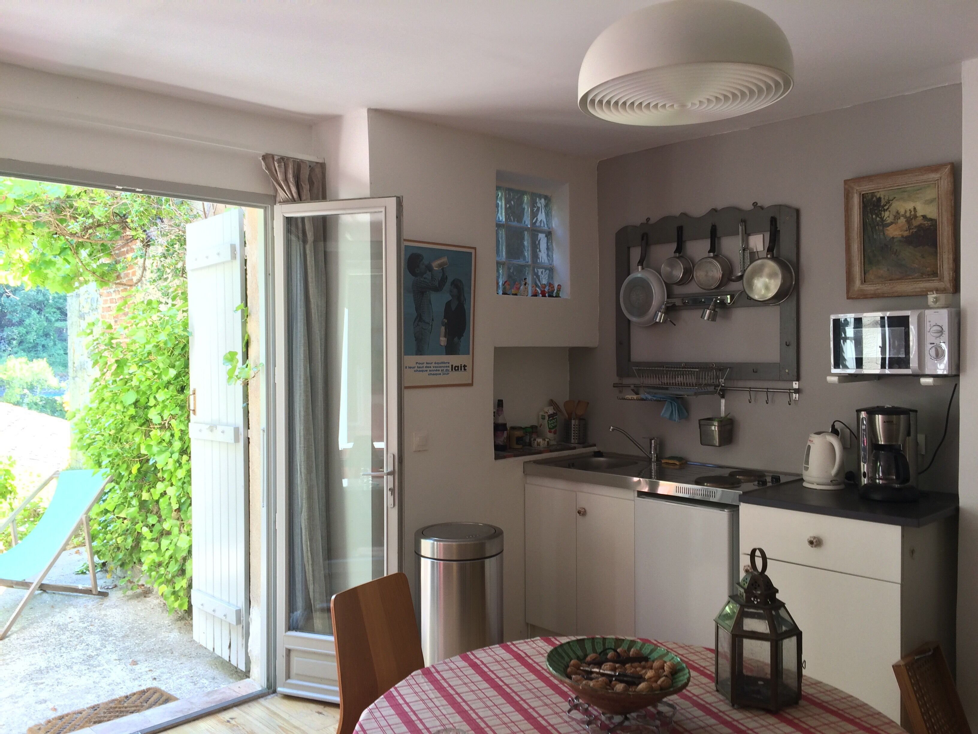 Réfrigérateur, micro-ondes, plaque de cuisson, cafetière/bouilloire