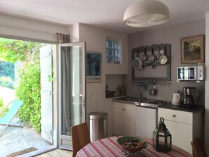 Refrigerador, microondas, parrilla de estufa y cafetera y tetera 