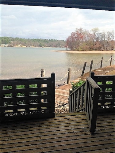 A Lakefront Paradise!  On Beautiful Lake Hamilton - Minutes to Oaklawn! 