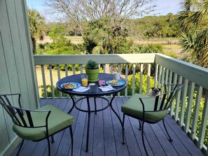 Outdoor dining - Beautiful Sealoft Villa! Close to the Beach! Great Marsh Views! Amenity access included! (Seabrook Island)