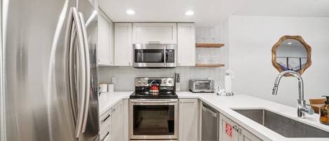 Een koelkast, een microgolfoven, een oven, een kookplaat