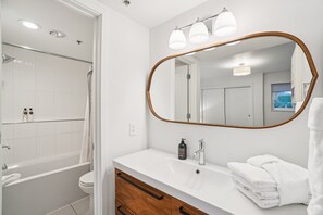 Bañera, secador de pelo, toallas
