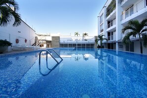 Una piscina al aire libre