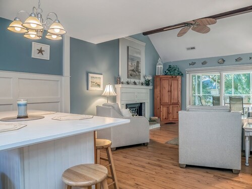 Beachy Cottage! Short Ride to Beaches, Pools, Dining, Golf! Pet Friendly! Amenity access included