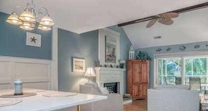 Beachy Cottage! Short Ride to Beaches, Pools, Dining, Golf! Pet Friendly! Amenity access included