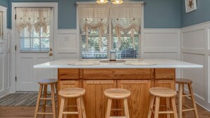 Dining - Beachy Cottage! Short Ride to Beaches, Pools, Dining, Golf! Pet Friendly! Amenity access included (Seabrook Island)