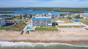 Un hotel frente a la playa con piscina, acceso directo a la playa y vistas al agua.