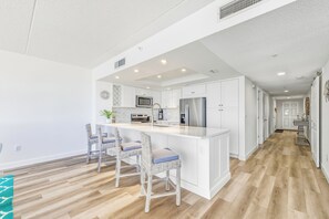 Een koelkast, een microgolfoven, een oven, een kookplaat