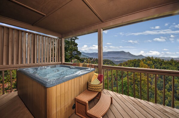 Outdoor spa tub - "Imagine" This Romantic Cabin And View (Sevierville)