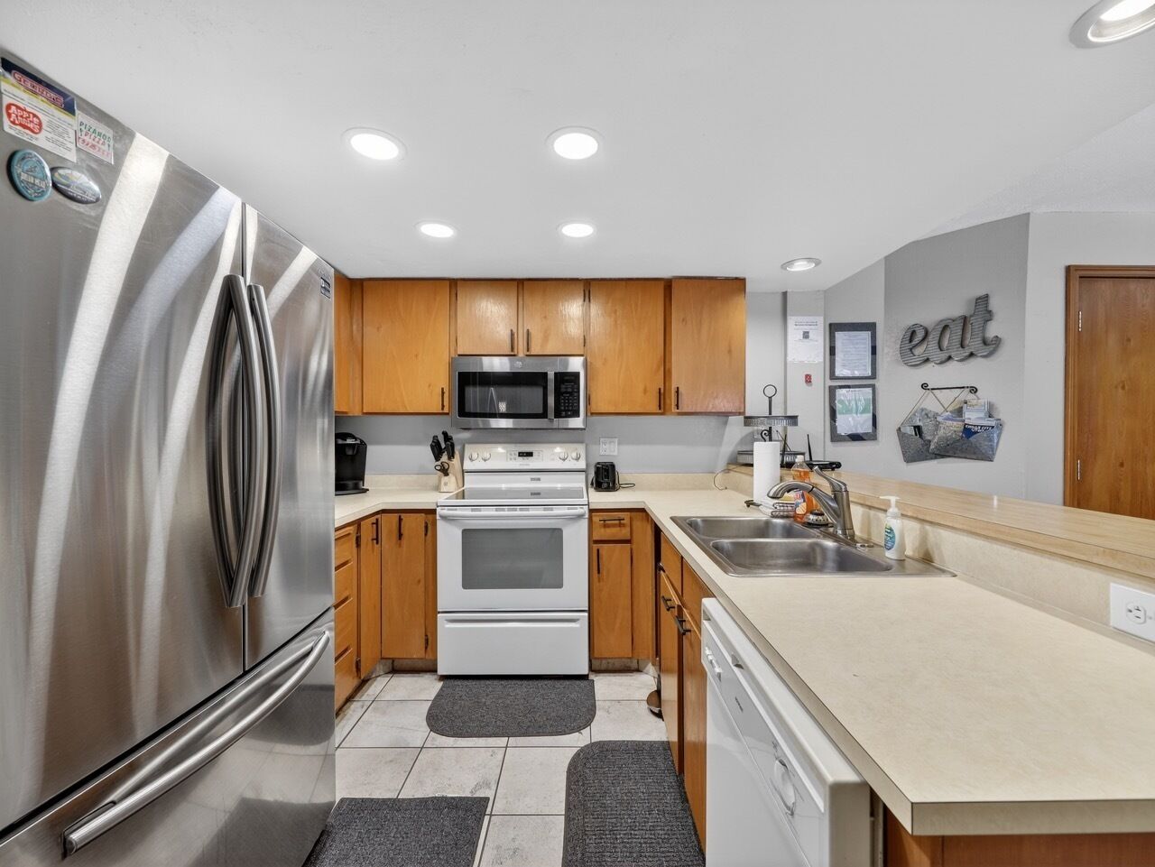 冷蔵庫、電子レンジ、オーブン、コンロ