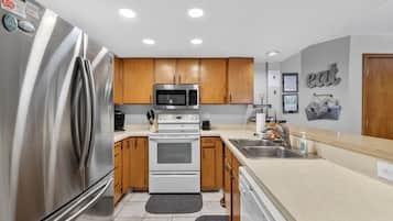 冷蔵庫、電子レンジ、オーブン、コンロ