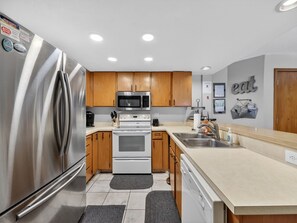 Réfrigérateur, four à micro-ondes, un four, surface de cuisson