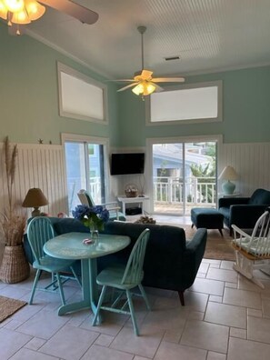 TV - 5 BR Home! Sleeps 9! Across from Boardwalk to the Beach! Amenity Cards! (Seabrook Island)