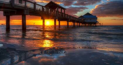 Largest 4 Bed Townhome on Clearwater Beach, Elevator, Dolphins, Walk everywhere