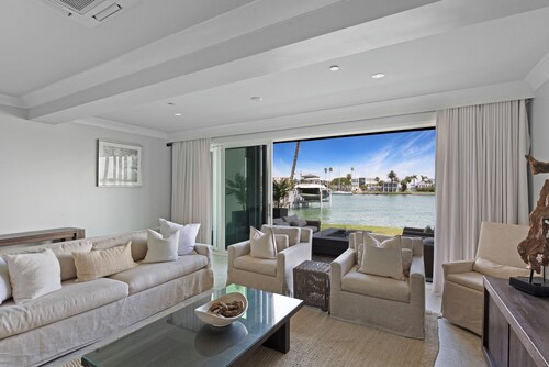 Largest 4 Bed Townhome on Clearwater Beach, Elevator, Dolphins, Walk everywhere