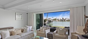 Largest 4 Bed Townhome on Clearwater Beach, Elevator, Dolphins, Walk everywhere