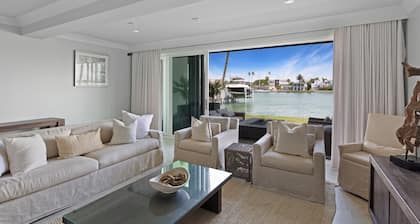 Largest 4 Bed Townhome on Clearwater Beach, Elevator, Dolphins, Walk everywhere