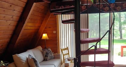 ¡Un marco en A de una habitación con vista al hermoso Pine Creek (abastecido)!