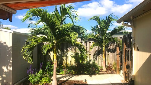 2 Bedroom 1,079 sf Cottage. Dock. Full Kitchen, WI-FI,HDTV, Parking & Pets ok.