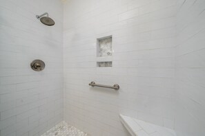 Kombinert dusj/badekar, boblebad, hårføner og håndklær