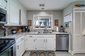 冷蔵庫、電子レンジ、オーブン、コンロ