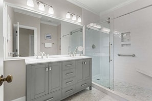 Combined shower/bathtub, hair dryer, towels - 2nd Floor Villa Overlooking Golf Green! 3BR/2.5BA! Amenity Access Available for purchase! (Seabrook Island)