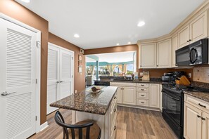 Fridge, microwave, oven, stovetop - Ocean View 3BR Spinnaker! Steps to Beach, Pools, Dining, Golf! Amenity Cards! (Seabrook Island)